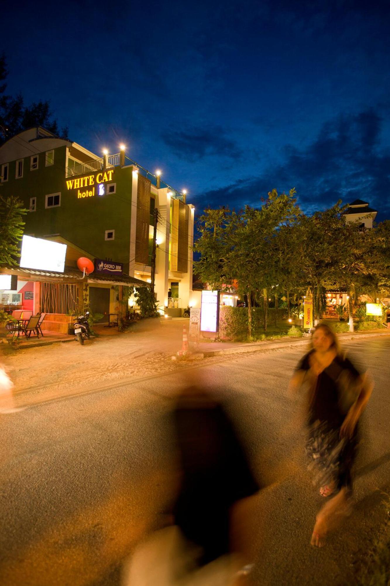 White Cat Hotel Khao Lak Exterior photo